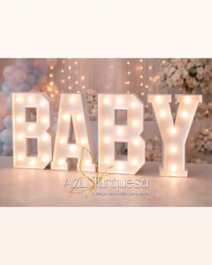 baby com lâmpada